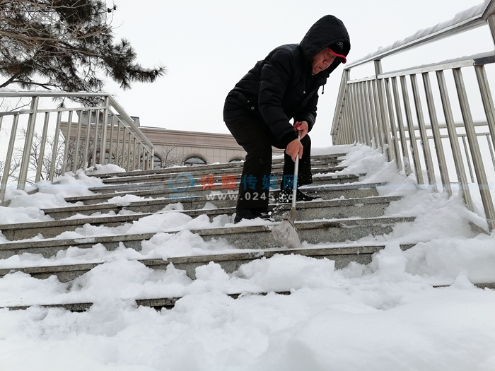 九旬老人清扫游园台阶积雪 附近居民受感动跟着一起干